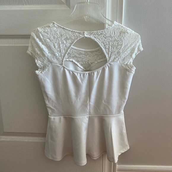White blouse with floral lace material on front half and flowy bottom - Picture 2 of 2